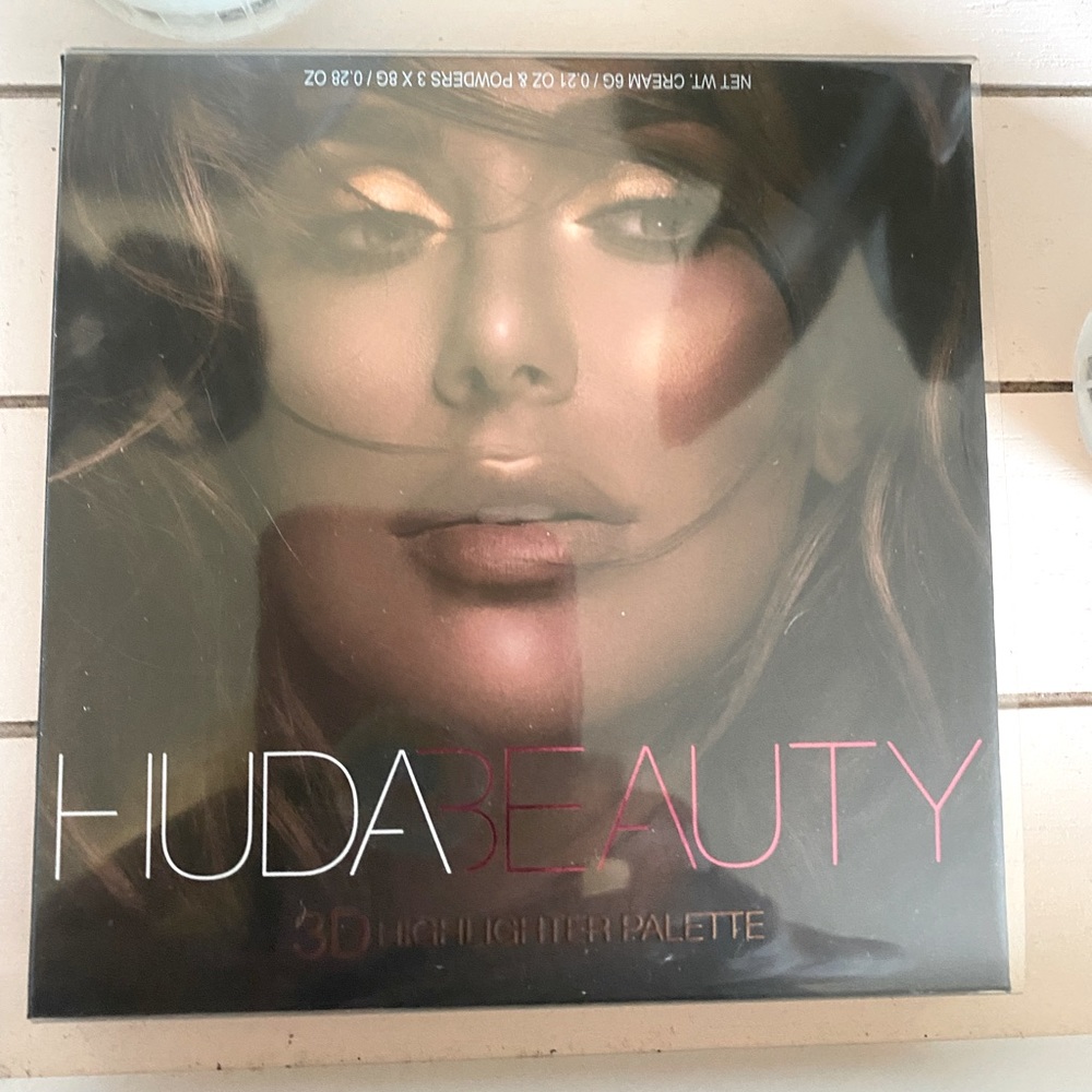 NEW Huda Beauty 3D Highlighter Palette